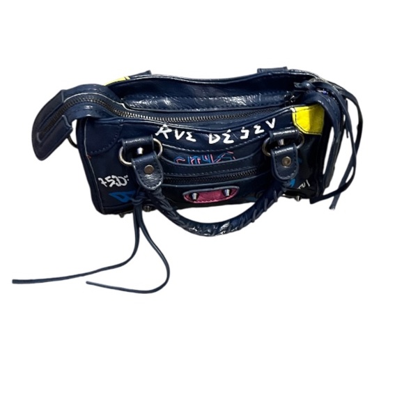 Graffiti Women's Leather Handbag Shoulder Bag with Zipper Closure - Picture 2 of 15